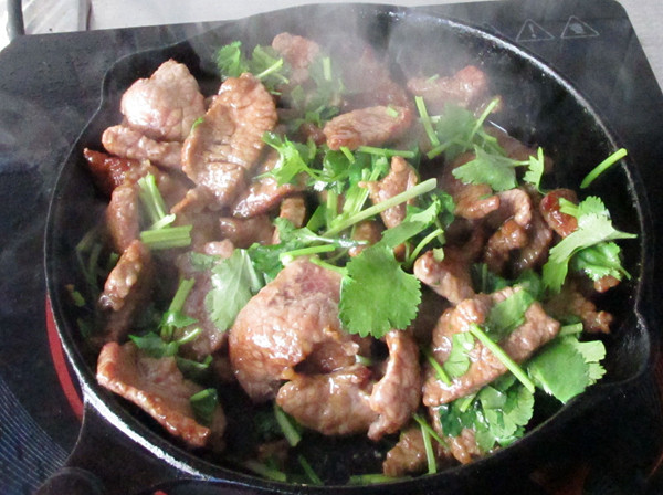炙子烤蜜汁牛肉,快速翻炒至肉没有血色，就可以离火了。因为锅有余热，锅里稍微呆一会儿，