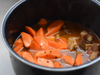 沙茶酱炖牛肉，牛肉米粉，两吃才更美,换锅，将牛肉同胡萝卜一起放入电压力锅中。