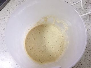 低脂健康的酸奶香蕉燕麦松饼,用魔力棒打碎成糊，燕麦糊的浓稠度一定要始终，如果要稠加牛奶调和，不可以太稀，太稀的话，煎的时候不易成型