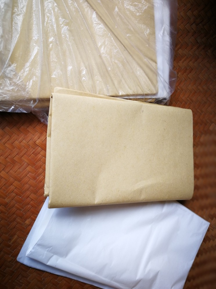 盐焗鸡,腌制完毕后，用白纱纸里面包一层，外面在用竹笋纸包一层。如果还不熟悉，可以包2层白纱纸。
