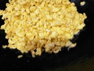 立冬超香的素白菜馅饺子,把鸡蛋炒好，不用切就很碎的炒法，有个小窍门，就是凉油就下鸡蛋，一直不停搅拌，出锅就碎碎的，不用刀切了​