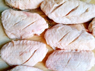 黑酱油+美味鸡翅,清洗干净后每个鸡中翅两面都划上两刀。