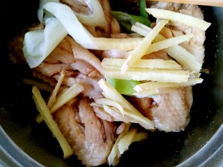 黑酱油+美味鸡翅,切入姜丝，大葱段，一起搅拌均匀，腌制一个钟以上。