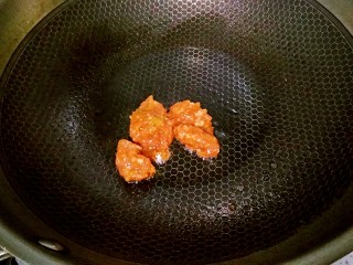 黑酱油+美味鸡翅,锅里烧热，放一点点油，倒入两勺番茄酱，（这个是自己做的番茄酱）