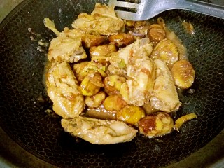 黑酱油+美味鸡翅,把鸡翅翻炒一会儿后再把汤汁到下去。