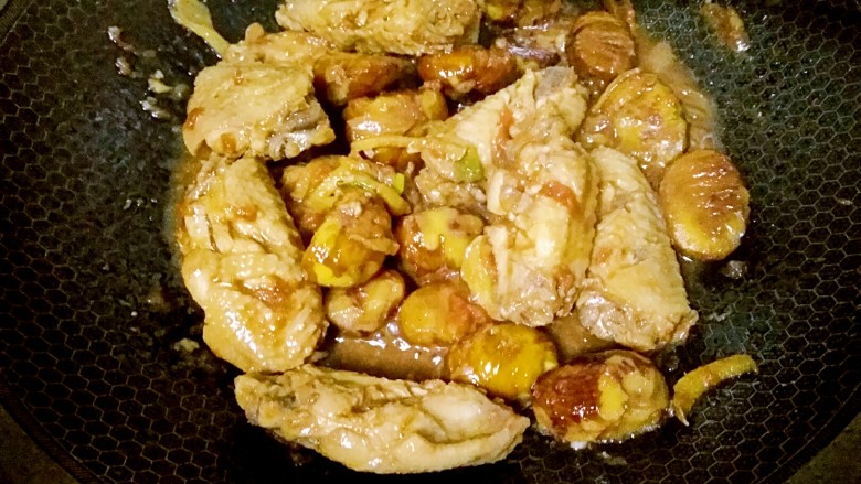 黑酱油+美味鸡翅,把鸡翅翻炒一会儿后再把汤汁到下去。