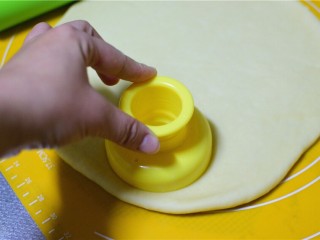 甜甜圈,用模具压出甜甜圈的形状