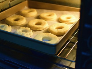 甜甜圈,烤箱里放一碗热水，启动发酵功能30分钟