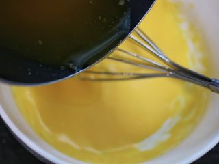 荷兰酱汁,融化好静置的黄油，漂去白沫，也不用底部白色沉淀物，只取澄清的液体黄油，分次倒入碗中。