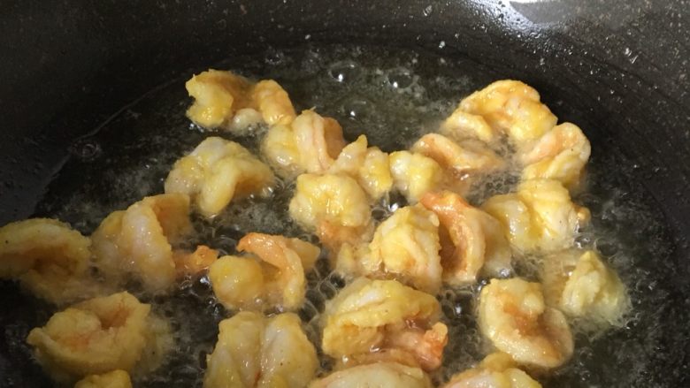 咸蛋黄虾仁,五成油温下入虾仁，炸一分钟捞出备用