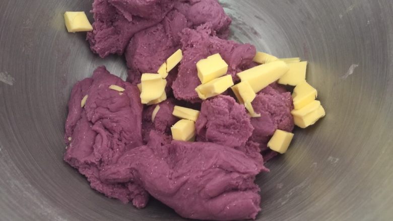 奶香紫薯迷你吐司,把面团撕成小块，放入黄油，和面程序5分钟