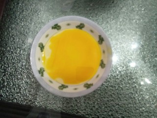 炼奶小馒头(烤箱版),一个鸡蛋留出半个蛋黄一点蛋白搅拌均匀用于涂面，余下的用于揉面。