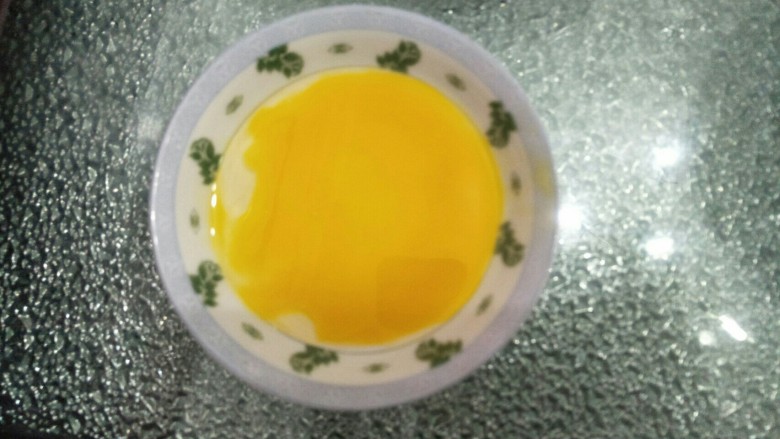 炼奶小馒头(烤箱版),一个<a style='color:red;display:inline-block;' href='/shicai/ 9'>鸡蛋</a>留出半个蛋黄一点蛋白搅拌均匀用于涂面，余下的用于揉面。