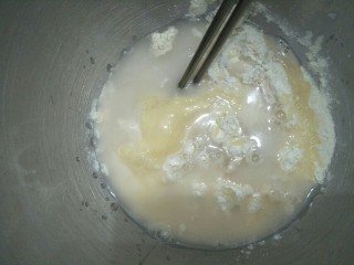 炼奶小馒头(烤箱版),除了涂面蛋黄液外其余材料到放入盘中
