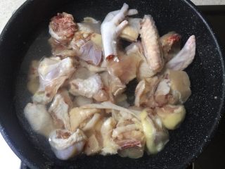 红枣西洋参鸡汤,鸡肉飞水。
