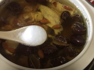 红枣西洋参鸡汤,待程序结束后加入盐调味。
