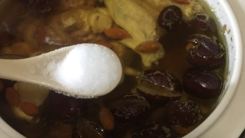 红枣西洋参鸡汤,待程序结束后加入盐调味。