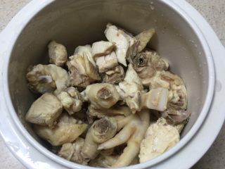 红枣西洋参鸡汤,洗净放入炖锅。