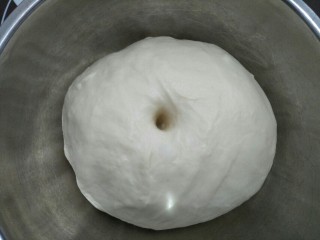 炼奶小馒头(烤箱版),面团发酵到原来的两倍大，用湿手指在中间插个孔四周没回缩面就发好了。