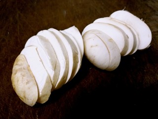 奶油蘑菇培根意粉,煮意粉的同时来做奶油蘑菇酱。蘑菇切片备用。