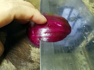 奶油蘑菇培根意粉,洋葱切粒：先横刀从右至左切一刀，最左端不要切断。