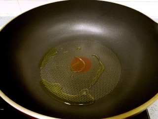 奶油蘑菇培根意粉,炒锅里倒入橄榄油，小火烧热。