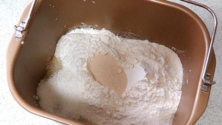 松软绵绵滴【可可双色面包】,将材料A除黄油外，按照先液体后粉类秩序放入面包桶内，选择和面程序，和面20分钟