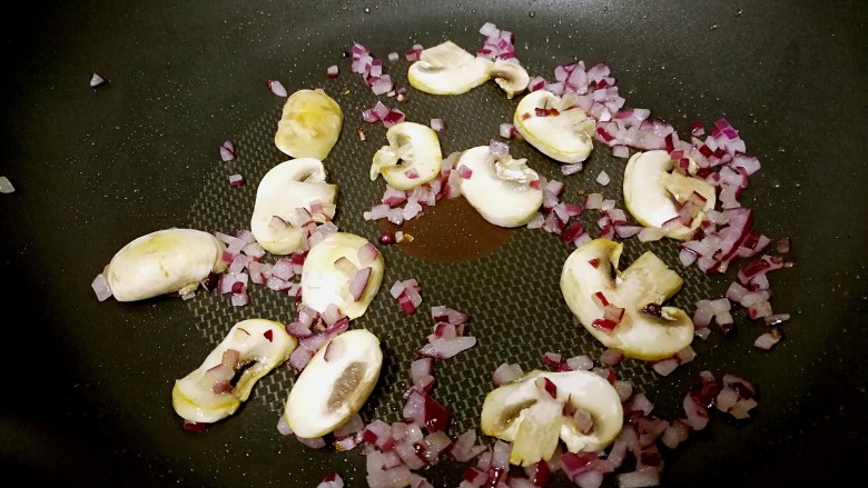 奶油蘑菇培根意粉,倒入蘑菇，小火煎至表面微焦，夹起三片蘑菇备用。