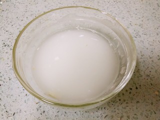 奶油蘑菇培根意粉,倒入小半碗清水，调匀备用。
