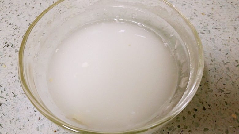 奶油蘑菇培根意粉,倒入小半碗清水，调匀备用。
