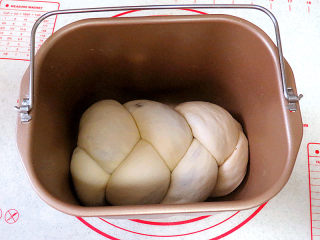 松软绵绵滴【可可双色面包】,放入面包机桶内
