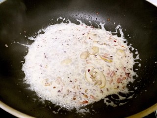 奶油蘑菇培根意粉,小火煮沸。