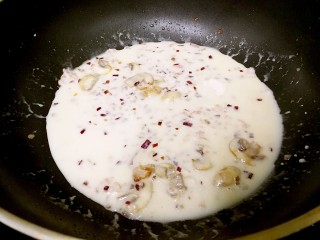 奶油蘑菇培根意粉,倒入面粉水，小火持续加热，加入适量盐、研磨黑胡椒、罗勒碎。