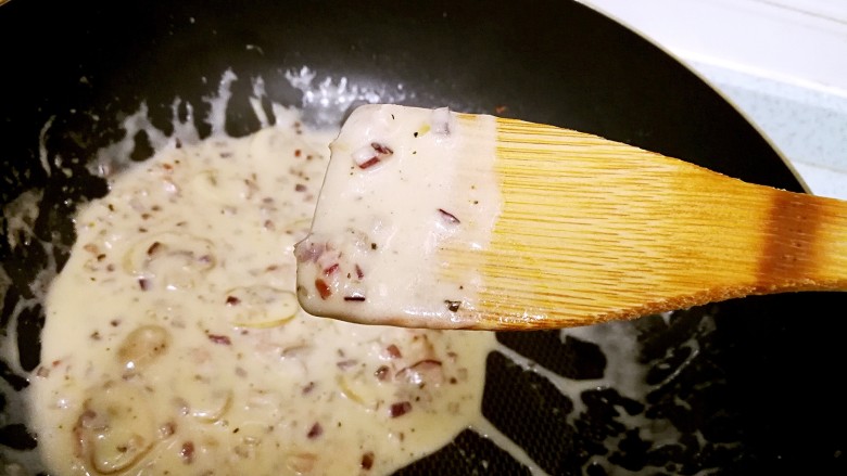 奶油蘑菇培根意粉,一边小火加热一边搅拌，直到形成能挂壁的浓稠酱汁。