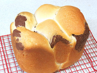 松软绵绵滴【可可双色面包】,烘烤结束，将面包取出，放在烤网上晾晾即可
