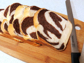 松软绵绵滴【可可双色面包】,面包切片，松软绵绵口感的面包全部完成~~