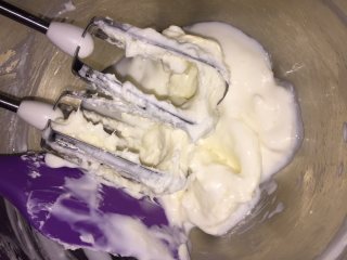 #吃掉一朵花#芒果花蓝莓慕斯蛋糕,加入稠酸奶，低速打匀