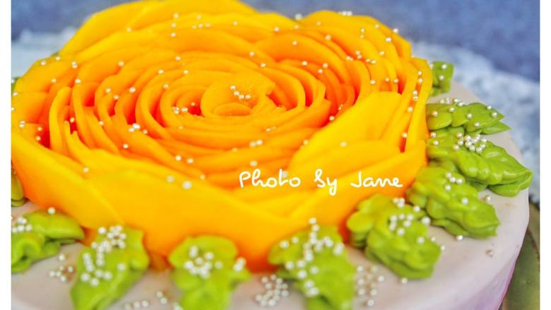 #吃掉一朵花#芒果花蓝莓慕斯蛋糕,用糖珠装饰
