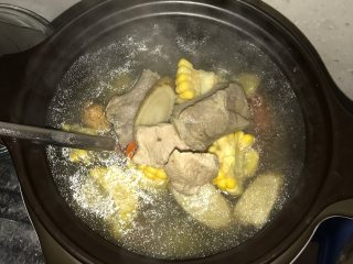 玉米胡萝卜牛蒡汤, 然后再把汤料和水倒入，因为电炖锅已预热，如果一次把汤料倒入，水会溅出来。