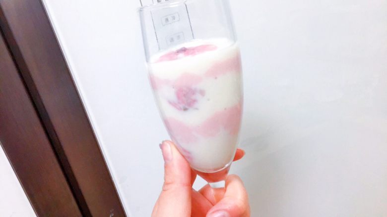 浪漫樱花●椰奶草莓双色双味布丁@@小白快手秒成,Ok了，包上保鲜膜，放进冰箱里冷藏10分钟，就可以马上享用美味的布丁了！冷藏口感更好。