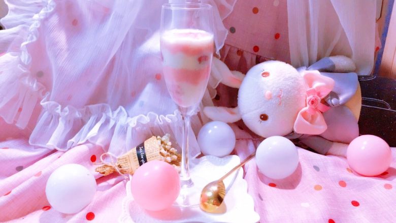 浪漫樱花●椰奶草莓双色双味布丁@@小白快手秒成,这样的一杯下午茶，你是否觉得生活都甜蜜浪漫起来了呢？