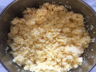 天然色素椰蓉花朵面包,然后倒入椰蓉粉，加入适量牛奶，使得椰蓉膨胀，并将椰蓉馅搅拌均匀；