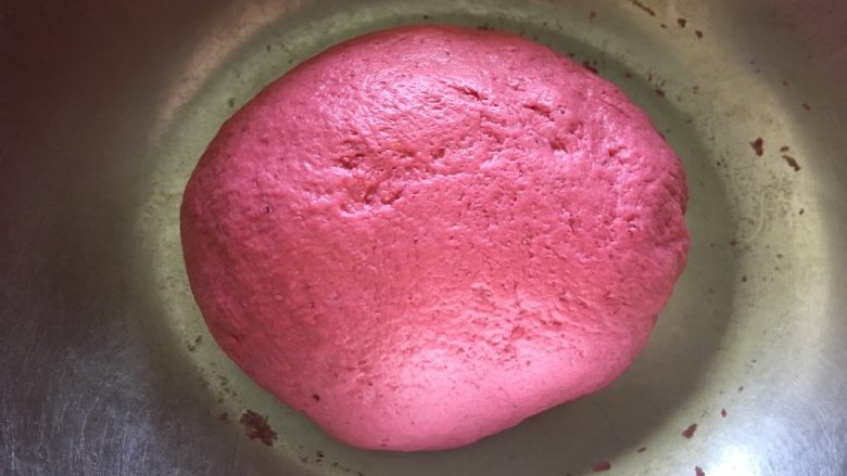 天然色素椰蓉花朵面包,将面团揉合光滑，盖保鲜膜进行发酵；