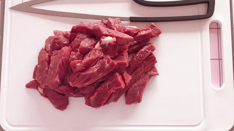 红酒牛肉条,牛肉切条状。不能太大也不能太小。一厘米左右大小