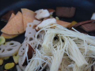 麻辣香锅米饭,把所有的食材都放入锅里炒