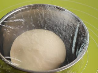 椰蓉小方包,将面团整理滚圆密封，放在约28度环境下发酵