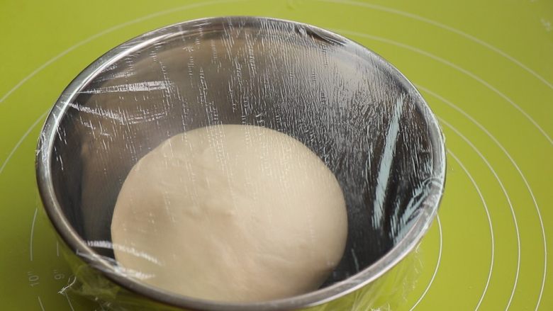 椰蓉小方包,将面团整理滚圆密封，放在约28度环境下发酵