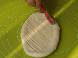 椰蓉小方包,用锋利的刀片在表面划斜刀