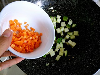 西葫滑蛋,煸炒一会儿，放入胡萝卜