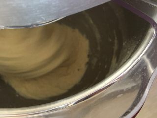 红糖核桃红枣软欧--无比美味,将除黄油和盐以外的材料都放入厨师机机揉到扩展阶段，有粗膜
